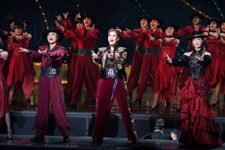 華麗に歌い踊る月城かなと（手前中央）、鳳月杏（同左）、海乃美月（同右）＝宝塚市栄町１、宝塚大劇場（撮影・高部洋祐）