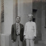 池長美術館前の池長孟（左）と牧野富太郎（神戸市立博物館蔵）