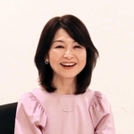 新アルバムについて語るシンガー・ソングライターの辛島美登里＝大阪市内