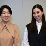 尼崎市が舞台の映画「あまろっく」の公開を前に神戸新聞社を訪問した江口のりこさん（左）と中条あやみさん＝２５日午後、神戸市中央区東川崎町１（撮影・大田将之）