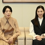 映画「あまろっく」の公開を前にインタビューに応じる江口のりこさん（左）と中条あやみさん＝２５日午後、神戸市中央区東川崎町１、神戸新聞社（撮影・大田将之）