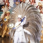 大羽根を背負う月城かなと＝宝塚市栄町１、宝塚大劇場（撮影・高部洋祐）