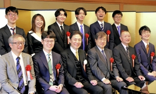 関西棋院賞表彰式に出席した余正麒八段（前列左から２人目）ら＝大阪市内