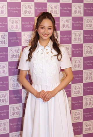 爽やかな笑顔の舞空瞳さん＝宝塚市栄町１、宝塚大劇場