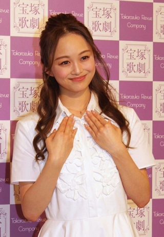 星組トップ、礼真琴さんからもらったネックレスを披露する舞空瞳さん＝宝塚市栄町１、宝塚大劇場
