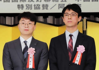 表彰式に臨んだ楊鼎新九段（左）と一力遼三冠＝京都市内
