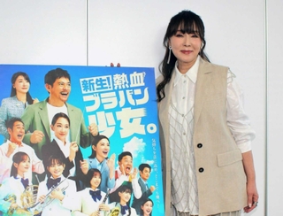「私なりにすてきだと思える校長先生を演じられたらうれしい」と意気込みを語る浅野ゆう子＝大阪市内