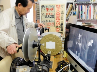 戦前の笠置シヅ子のフィルムを確認する安井喜雄館長＝神戸市長田区腕塚町５
