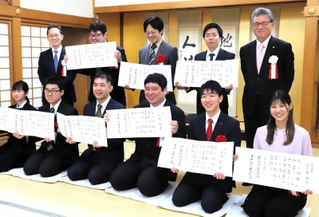 昇段者免状授与式に出席した（前列右から３人目の）小林裕士八段や（同２人目の）冨田誠也五段ら＝１８日、大阪市福島区、関西将棋会館