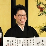 允許状を受け取った井山裕太王座＝大阪市内