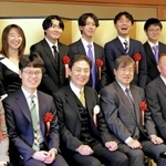 関西棋院賞表彰式に出席した余正麒八段（前列左から２人目）ら＝大阪市内