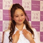 星組トップ、礼真琴さんからもらったネックレスを披露する舞空瞳さん＝宝塚市栄町１、宝塚大劇場