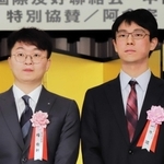 表彰式に臨んだ楊鼎新九段（左）と一力遼三冠＝京都市内