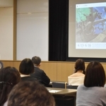 「二三さんの魂は、絵や映画に残っている」。父の仕事ぶりを振り返る山本鷹生さん＝神戸市東灘区向洋町中２、神戸ファッション美術館