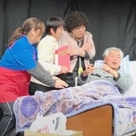 在宅医療に携わる有志で作る劇団「ザイタク」の第４回公演の様子（ユーチューブから画像切り取り）