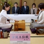 第１局で初手を指す福間香奈女流王位（手前左）。同右は加藤桃子女流四段＝２５日午前、徳島県松茂町、樫野倶楽部樫野邸