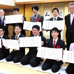 昇段者免状授与式に出席した（前列右から３人目の）小林裕士八段や（同２人目の）冨田誠也五段ら＝１８日、大阪市福島区、関西将棋会館