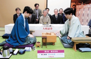 名人戦７番勝負の第１局に臨んだ藤井聡太名人（前列左）と豊島将之九段（同右）＝４月１０日、東京都文京区、ホテル椿山荘東京（日本将棋連盟提供）