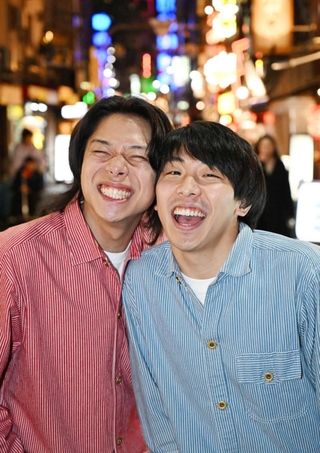 フースーヤの田中ショータイム（左）と谷口理＝大阪市中央区（撮影・大田将之）