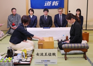 第２局で初手を指す加藤桃子女流四段（手前左）。同右は福間香奈女流王位＝９日午前、札幌市厚別区、ホテルエミシア札幌