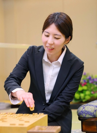 第２局を制し、感想戦で対局を振り返る福間香奈女流王位＝９日午後、札幌市厚別区、ホテルエミシア札幌