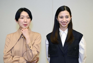 出演する映画「あまろっく」について思いを語る江口のりこ（左）と中条あやみ＝神戸市中央区東川崎町１（撮影・大田将之）