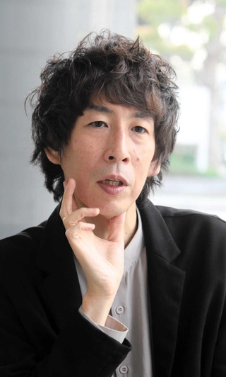 「主人公を書きながら亡き母とすごく対話した」と話す早見和真さん