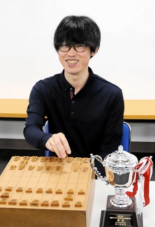 朝日アマチュア将棋名人戦全国大会で初優勝した慶田義法さん＝加古川市加古川町篠原町、かこがわ将棋プラザ