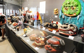 日本各地に残るさまざまな獅子舞などが並ぶ会場＝国立民族学博物館