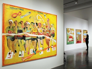 東京五輪に影響を受け、独自のユーモアを加えて描いた作品などが並ぶ会場＝横尾忠則現代美術館（撮影・安藤真子）