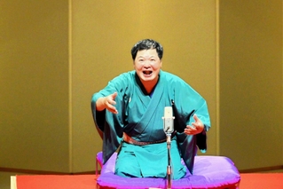 古典落語の大ネタ「妾馬」を演じる月亭方正（吉本興業提供）