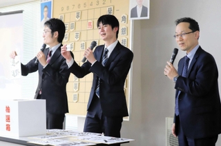 大盤解説会で将棋ファンを楽しませた（右から）井上慶太九段、上野裕寿四段、稲葉陽八段＝５月１８日、加古川市加古川町溝之口、加古川まちづくりセンター