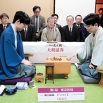 名人戦７番勝負の第１局に臨んだ藤井聡太名人（前列左）と豊島将之九段（同右）＝４月１０日、東京都文京区、ホテル椿山荘東京（日本将棋連盟提供）