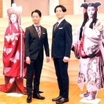 演じる役の等身大パネルと並ぶ市川團子（右）と、中村壱太郎＝大阪市内