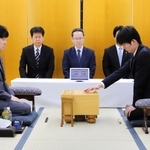 加古川青流戦の開幕局で初手を指す上野裕寿四段（右）。左は宮嶋健太四段＝１８日午前、加古川市加古川町溝之口