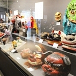 日本各地に残るさまざまな獅子舞などが並ぶ会場＝国立民族学博物館