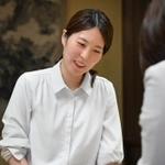 女流王位戦６連覇を達成し、感想戦で対局を振り返る福間香奈女流王位＝２３日午後、福岡県飯塚市、麻生大浦荘