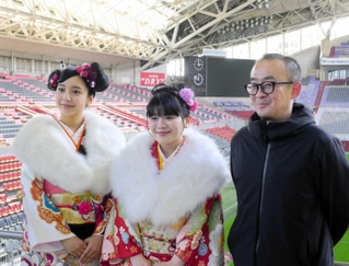 成人式の場面の撮影現場で。右から安達もじり監督、ヒロイン灯役の富田望生さん、親友役の山之内すずさん＝神戸市兵庫区、ノエビアスタジアム神戸