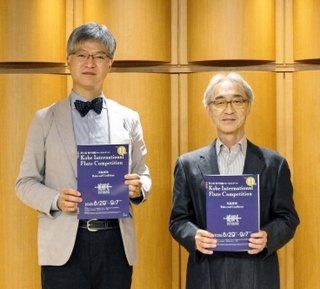 ８年ぶりに通常開催される神戸国際フルートコンクールをＰＲする運営委員長の神田寛明さん（左）と審査委員長の酒井秀明さん＝東京都内