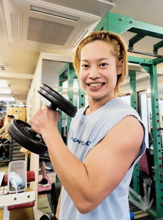 数年前はフェミニンな雰囲気だったが…。筋トレをする京山幸太＝大阪市西淀川区柏里２、ジャングルジム