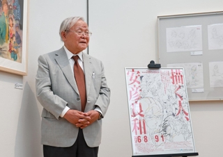 記者内覧会に登場した安彦良和さん＝７日午後、神戸市中央区脇浜海岸通１、兵庫県立美術館（撮影・長嶺麻子）