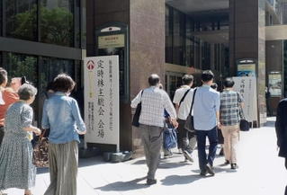 阪急阪神ホールディングスの株主総会に足を運ぶ株主＝１４日午前、大阪市北区