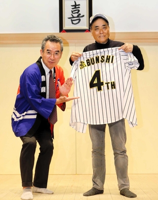 桂小文枝（右）と伊藤史隆支配人