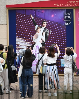 昨年１０月から中止となっていた宙組の公演が再開し、劇場に詰めかけたファンたち＝２０日午後、宝塚市栄町１（撮影・大田将之）