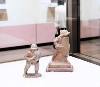 古代ローマ帝国の娯楽には欠かせない闘剣士の像などが並ぶ会場＝神戸市立博物館