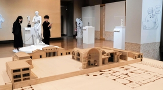 カラカラ浴場を復元した模型や彫刻などが並ぶ会場＝神戸市立博物館