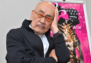 カメラマンに促され「こんな感じでいいか？」とポーズを取る麿赤兒さん＝神戸市中央区東町、神戸市立中央区文化センター（撮影・斎藤雅志）