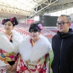成人式の場面の撮影現場で。右から安達もじり監督、ヒロイン灯役の富田望生さん、親友役の山之内すずさん＝神戸市兵庫区、ノエビアスタジアム神戸