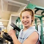 数年前はフェミニンな雰囲気だったが…。筋トレをする京山幸太＝大阪市西淀川区柏里２、ジャングルジム