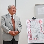 記者内覧会に登場した安彦良和さん＝７日午後、神戸市中央区脇浜海岸通１、兵庫県立美術館（撮影・長嶺麻子）